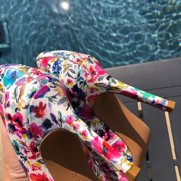 Beautiful G.I.L.I heels! 💐🌼🌺🌹 - Picture 4 of 6